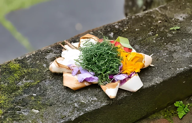 Canang Sari: Sarana Upacara Umat Hindu di Bali Canang Sari: Sarana Upacara Umat Hindu di Bali