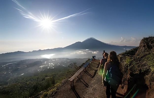 Mengapa Turis Tertarik ke Bali? Ternyata ini 3 Alasannya Pengalaman hiking gunung batur melihat sunrise