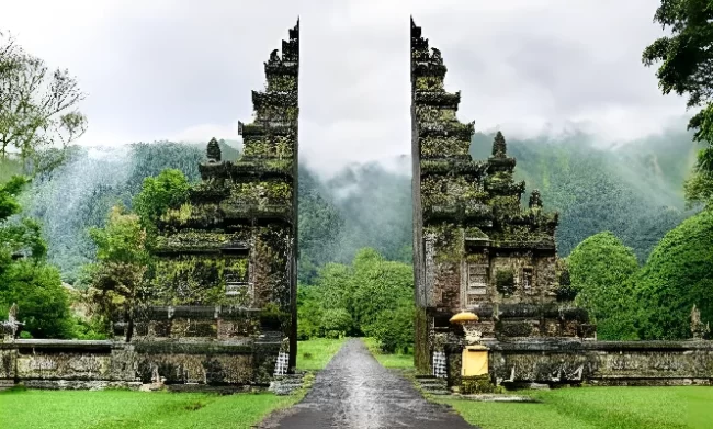 Mengapa Turis Tertarik ke Bali? Ternyata ini 3 Alasannya Candi salah satu pura di bali berdiri dengan indah