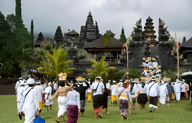 Umat Hindu Sembahyang di Pura Besakih - Sejarah Pura Besakih