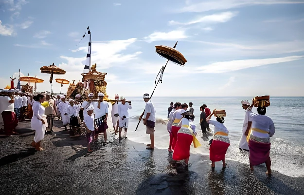 Upacara Melasti di Bali untuk Pembersihan Diri Upacara Melasti di Bali untuk Pembersihan Diri