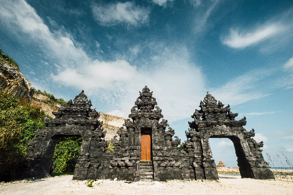 Bangunan Candi Sebagai Lambang Sejarah Bali