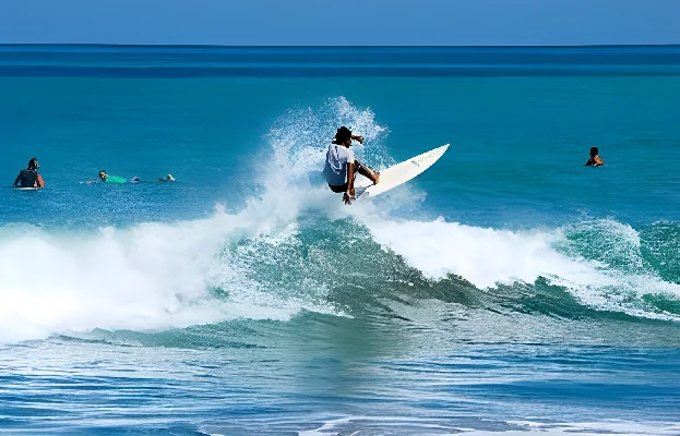 Berselancar di Pantai Kuta 1