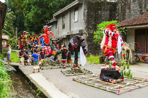 Mengetahui Makna Ogoh Ogoh pada Saat Pengerupukan Kesanga Ogoh ogoh pada Saat Pengerupukan