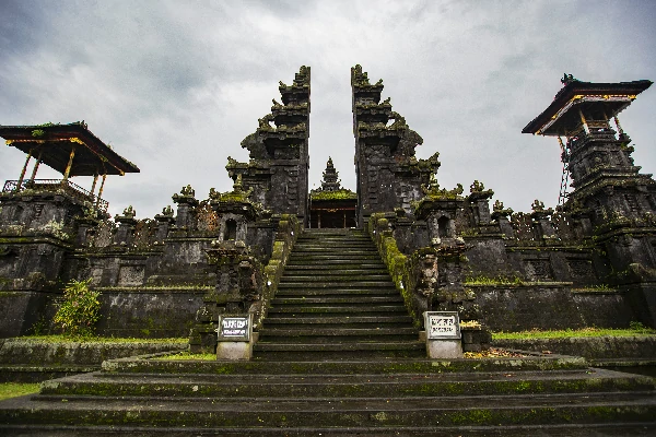 Pura Besakih Pura Tersebsar Di Bali