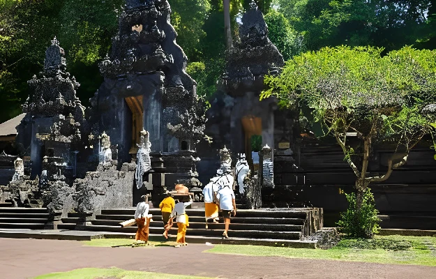 Sejarah Pura Goa Lawah: Dari Gua Kelelawar hingga Tempat Suci Umat Hindu Pura Goa Lawah Bali