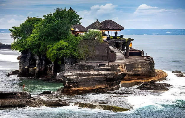 Sejarah Pura Tanah Lot: Pura Indah nan Sakral di Tepi Laut Bali Sejarah Pura Tanah Lot Di Bali