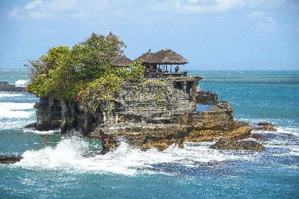 Sejarah Pura Tanah Lot: Pura Indah nan Sakral di Tepi Laut Bali Sejarah Pura Tanah Lot: Pura Indah nan Sakral di Tepi Laut Bali