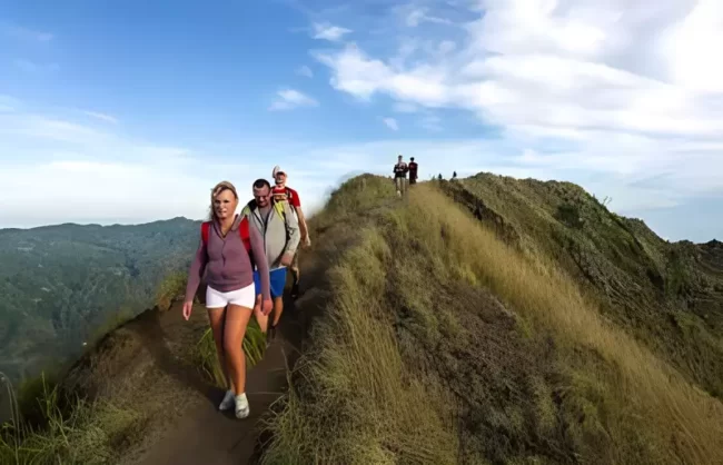 Keseruan Wisata Trekking Gunung Batur