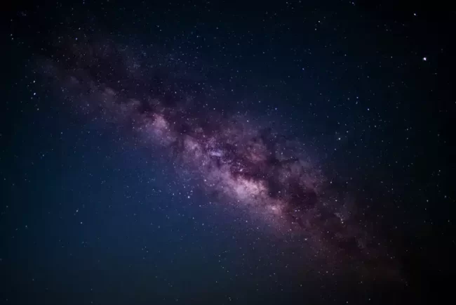 5 Hal Seru Saat Nyepi: Menjelajahi Ketenangan dan Kedamaian Alam Melihat indahnya pemandangan bintang di langit nyepi