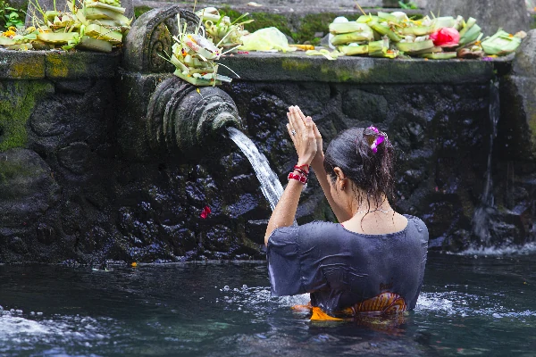 Tradisi Melukat di Pura Tirta Empul