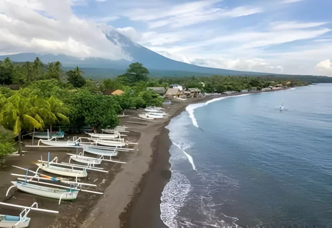 Melihat pantai indah di karangasem