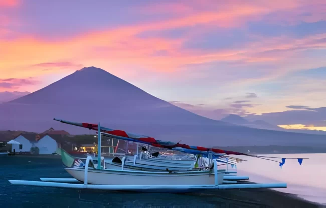 menikmati pemandangan gunung agung dari pantai amed