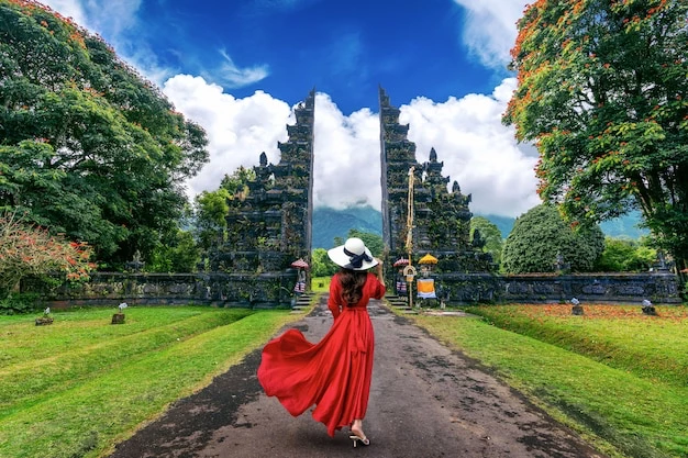 Menikmati pemandangan alam yang indah di Bali